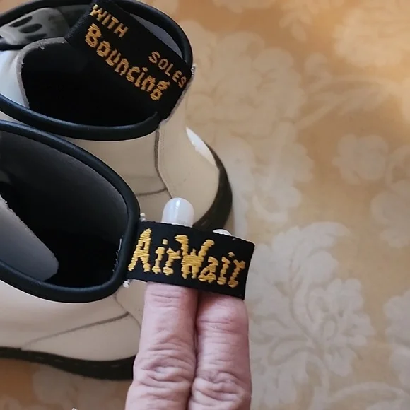 Womans Dr. Airwait Martens NWOT - Picture 4 of 13